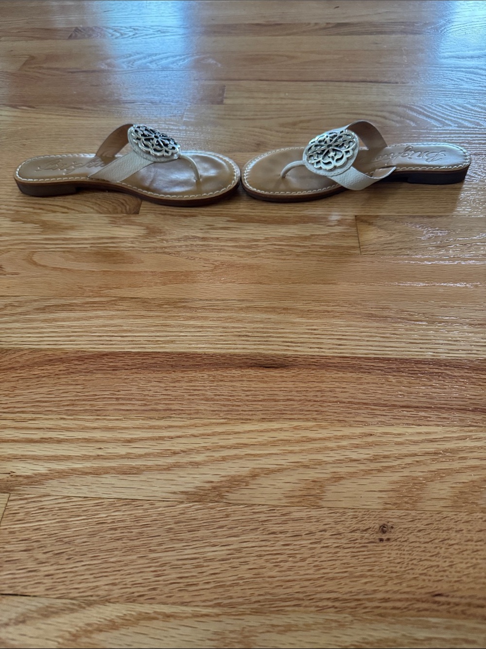 Brighton Alice White Thong Sandals with Silver Filigree Medallion, size 7 - Picture 5 of 6